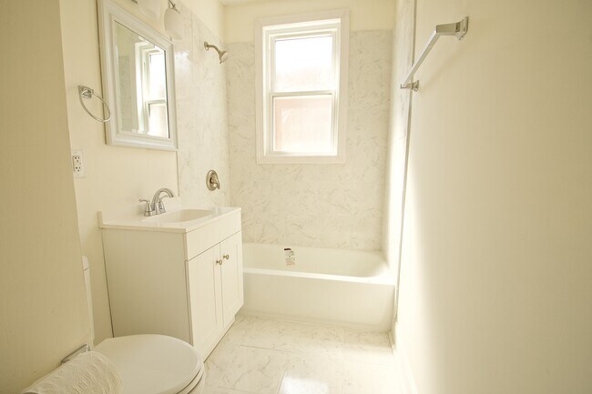 Photo - 2417 E 73rd St Unidad #1