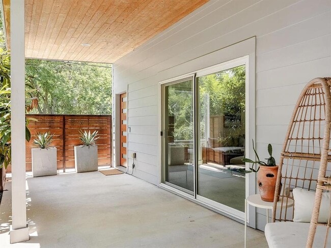 Building Photo - 2211 Canterbury St