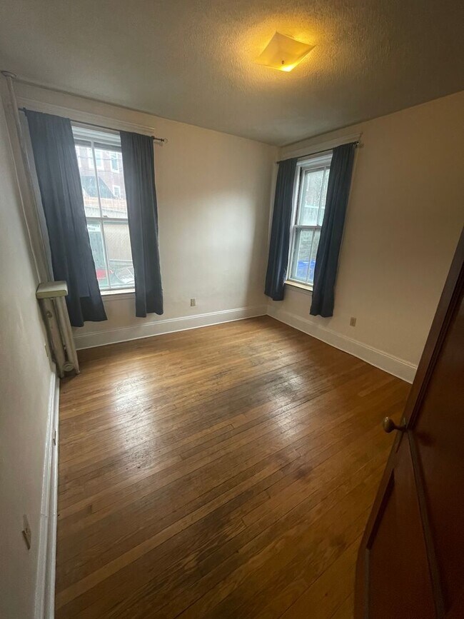 Photo - 1687 Beacon St