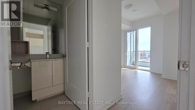 Photo - 70 Princess St Unit 1412 E