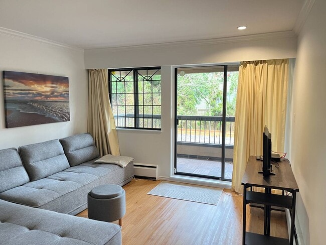 Building Photo - 101-1825 W 8th Unit 101