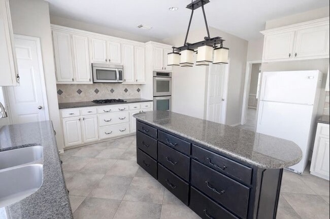 Photo - 702 Epperson Way