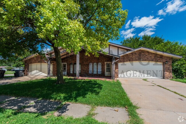 Building Photo - 2202 S White Oak Dr Rental