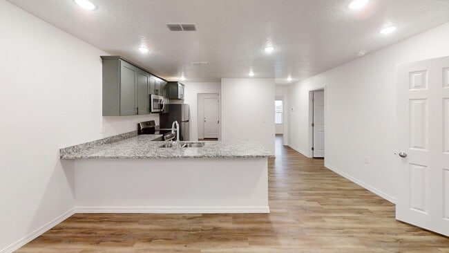 Building Photo - 2617 Aldrich Rd Unit Apt B