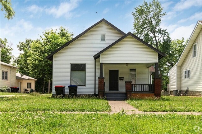 Building Photo - 4 bed, 3 bath Rental