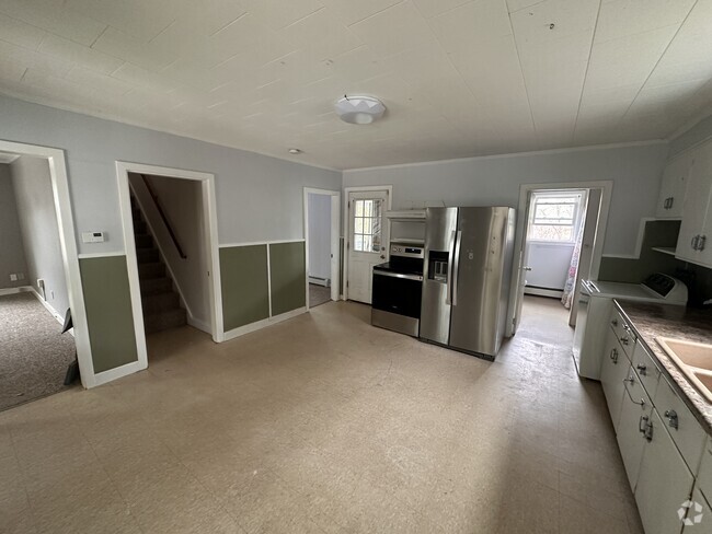 Building Photo - 42 Newbury St Unit 1 Rental