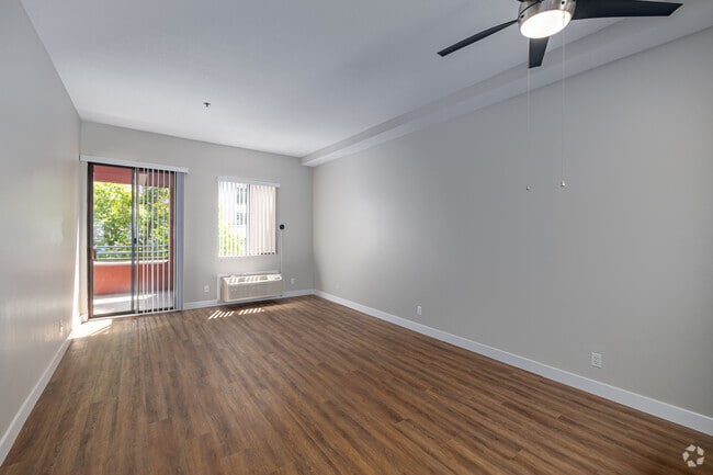1BR, 1BA - 786SF - Living Room