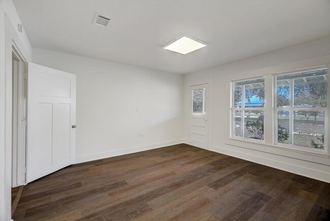Photo - 158 E 7th St