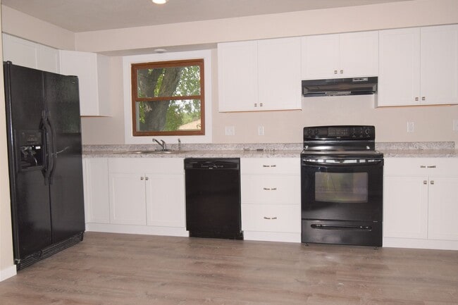 Photo - Charming Home with Garage and Yard! PETS WELCOME