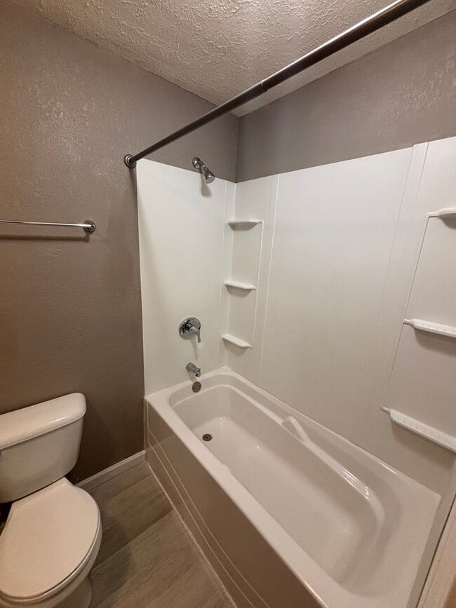 Photo - 831 W Edgewood St