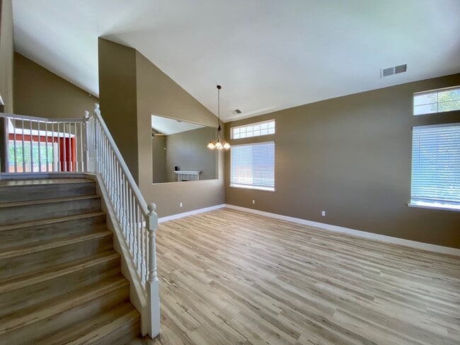 Photo - 4 bedroom close to freeway, parks and shopping