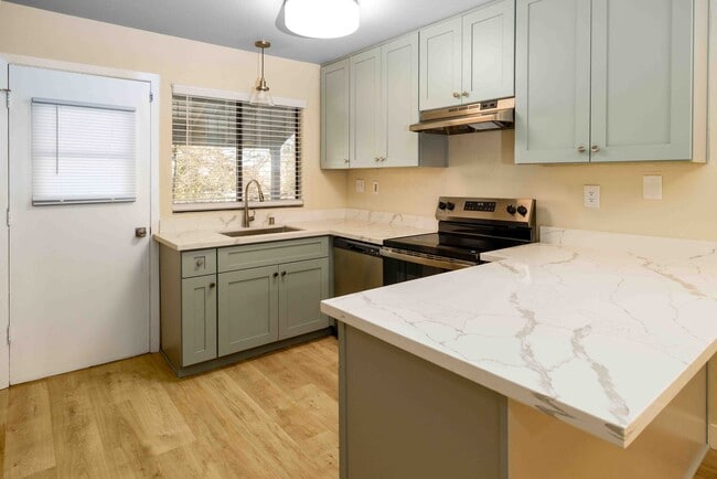 2BR, 1BA Kitchen
