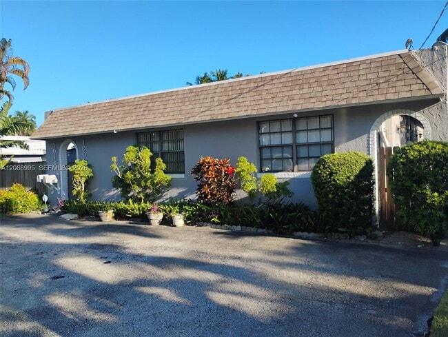 Building Photo - 1008 NE 34th Ct