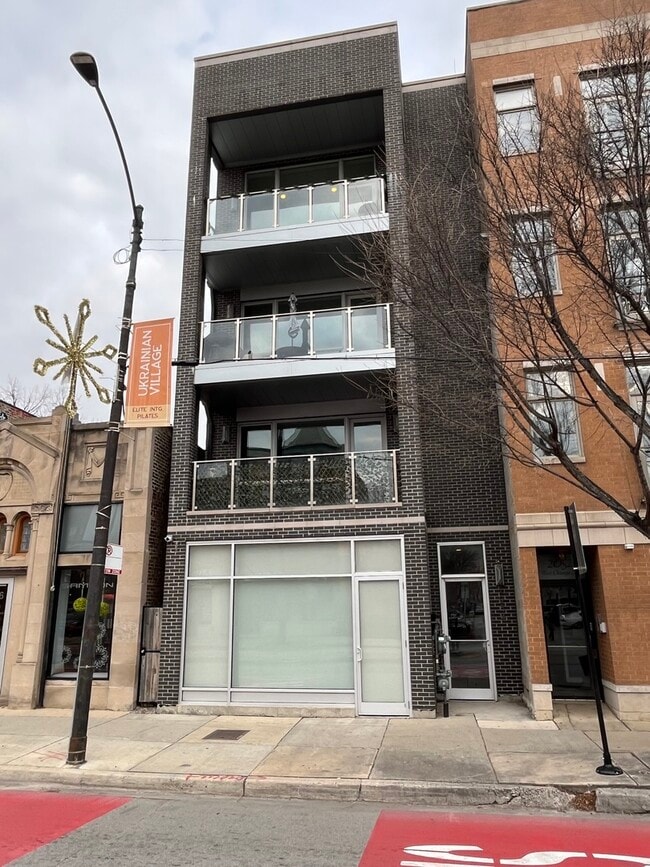 Building Photo - 2054 W Chicago Ave Unit 4