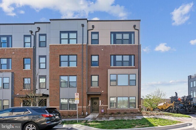 Building Photo - AVAILABLE MAY 1st! Rental