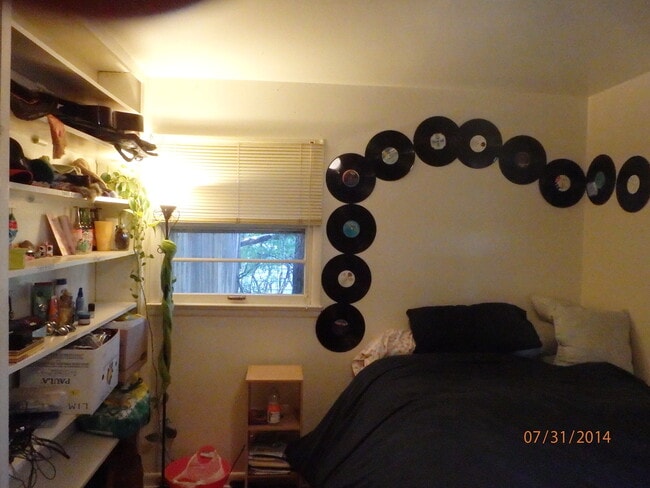 Habitación con pertenencias de los inquilinos - 609 W Lake St