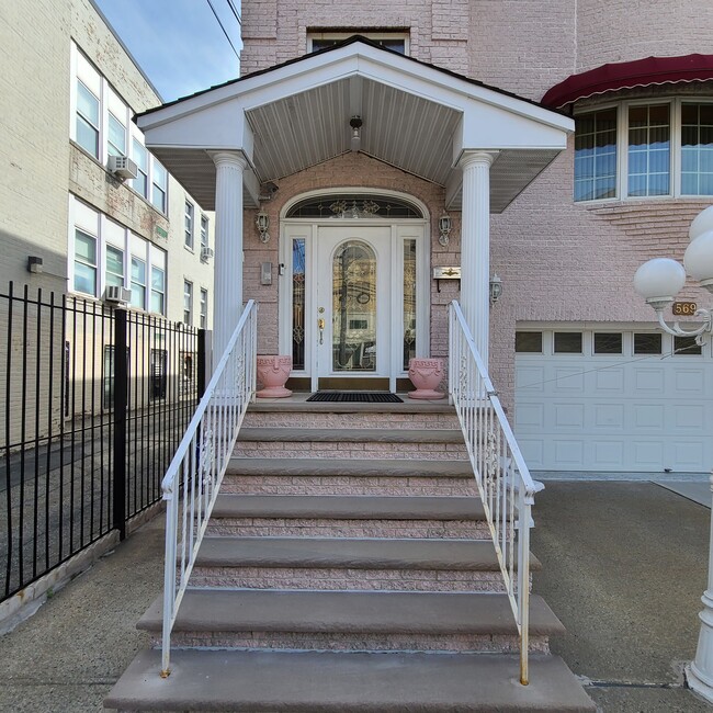 569 55th St Unit 1
