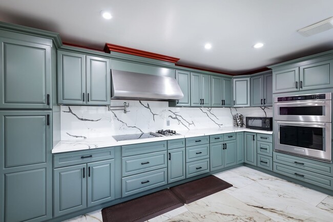 Building Photo - FOR RENT Fully Remodeled 4 Bed / 3 Bath Ho...