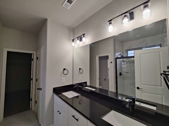 Photo - 19 Ventnor Cir