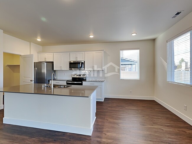 Photo - 740 Dudley St