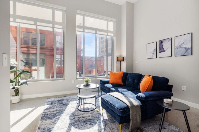 Building Photo - 205 W 4th St Rental