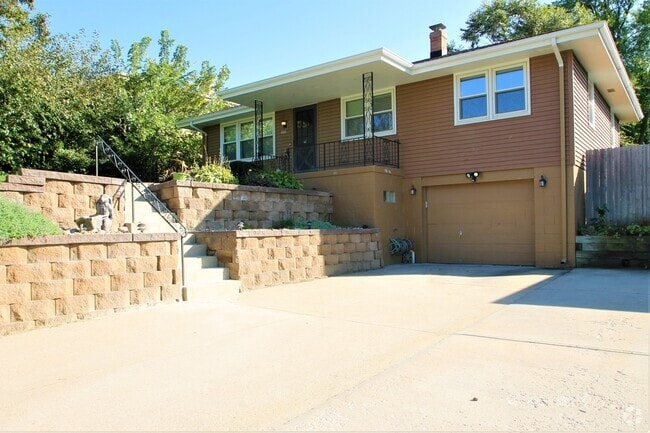 Building Photo - Beautiful and Spacious 3 Bedroom / 2 Bath ... Rental