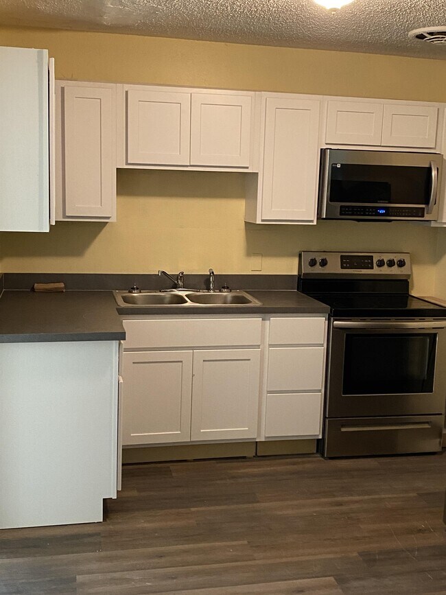 Photo - 4910 Rhode Island Dr N