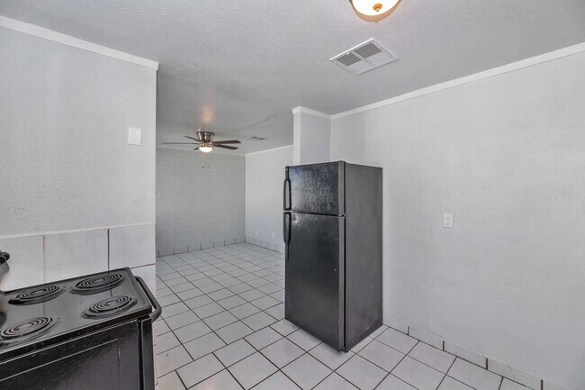 AFFORDABLE 2 BEDROOM HOME IN A CONVENIENT PHOENIX LOCATION
OFFERING $250 GIFT CARD MOVE IN INCENTIVE