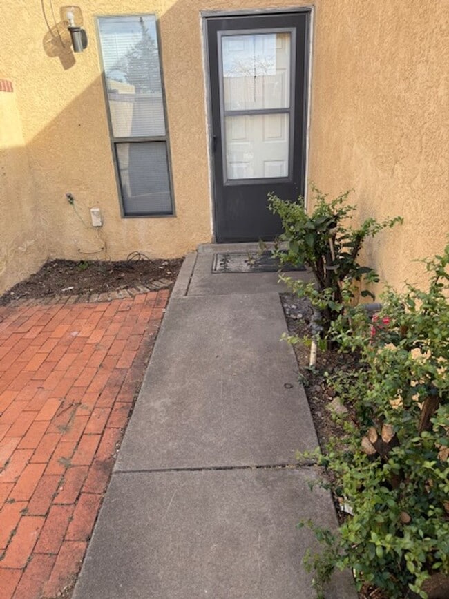 Photo - Beautiful 2 Bedroom 2 Bath Townhouse located in the popular foot hills area!