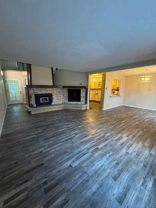 Building Photo - Stunning 2 bedroom townhouse