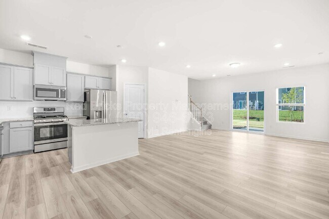 Photo - 796 Earhart St NW