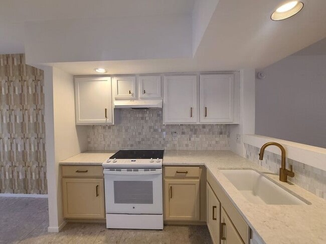 Photo - 3118 E Macenroe Ln