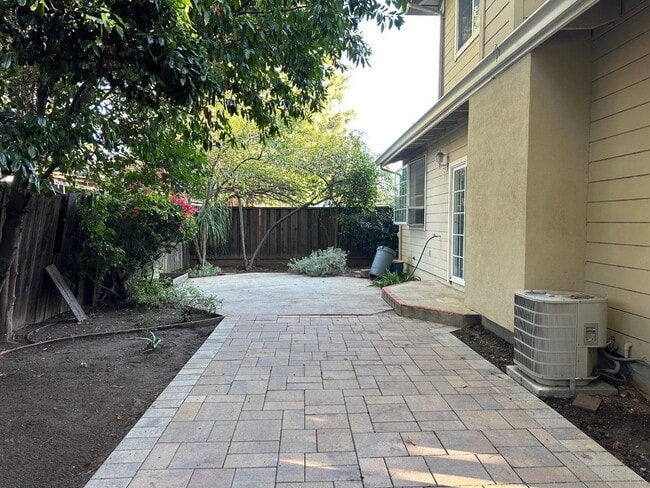 Photo - 686 Willowgate St