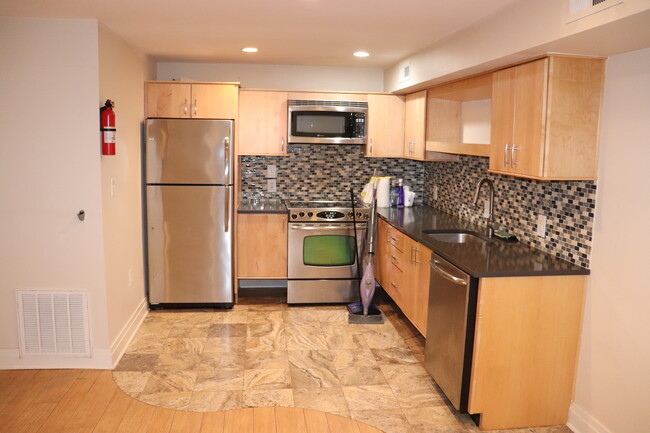 Kitchen - 3542 11th St NW Apartamentos Unidad B