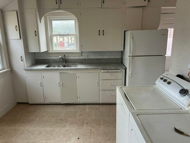 Photo - 224 E 7th St