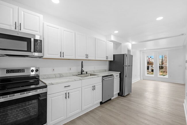 Building Photo - GORGEOUS end unit in Baltimore! 3 Bedrooms 3 Bathrooms Plus a Rec Room!