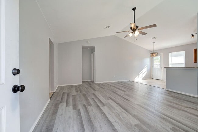 Building Photo - Beautiful 3BD/2BTH Duplex in Norman!