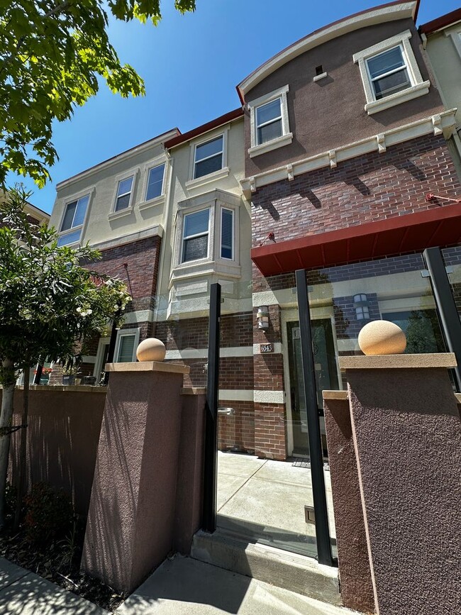 Tralee Village-Tri-Level Townhome, Modern ... - Tralee Village-Tri-Level Townhome, Modern ...
