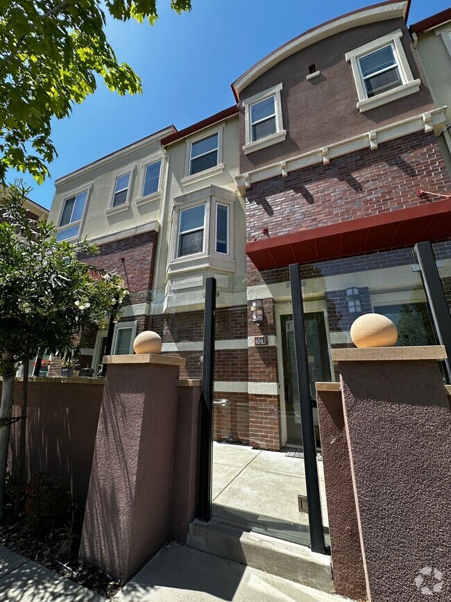 Building Photo - Tralee Village-Tri-Level Townhome, Modern ...