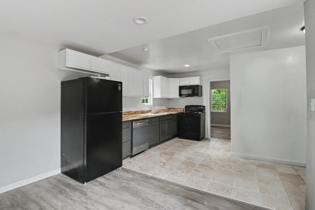 Building Photo - 1 bedroom for rent! Unit #3