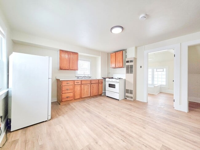 Building Photo - 1020-1022 Smith St Unit 1020 Upper