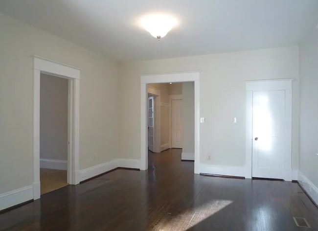 Living Rm, Foyer - 523 Arbutus Ave SE Unit 523-B