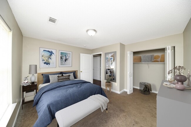 Acogedora suite de dormitorio con armario - Woodglen Village