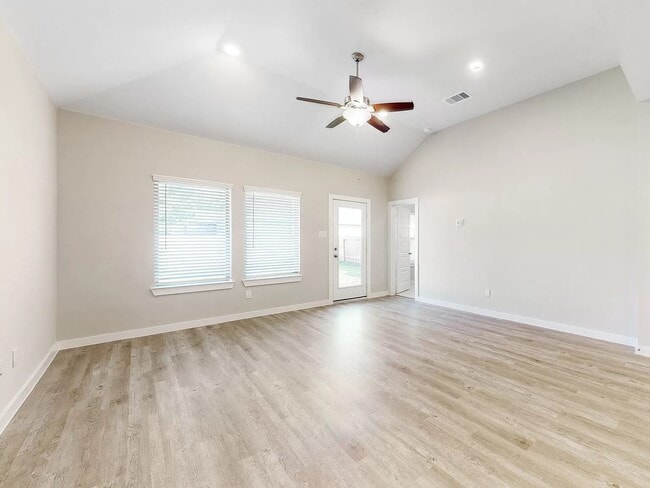 Photo - 322 Wisteria Mnr St