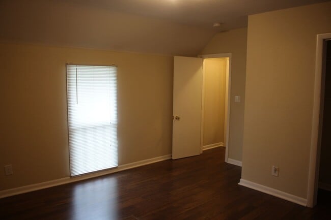 Photo - For Rent: 4 Bedroom/1 Bathroom Home