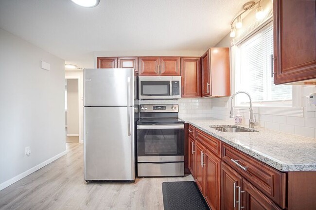 Photo - 1133-1135 N Westfield Street Unidad Left