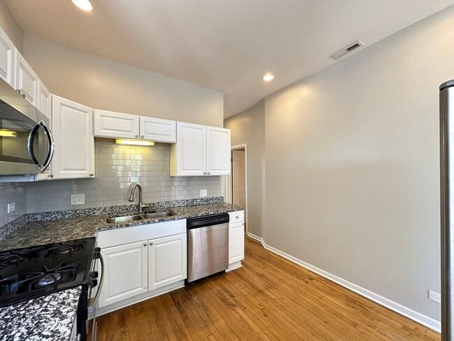 Photo - 2049 W Fullerton Ave Unit 2C