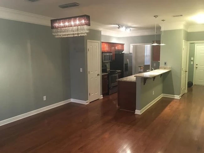 Building Photo - 2310 Elliott Ave Unit 405