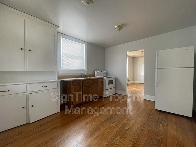 Building Photo - 113 S Mulberry St