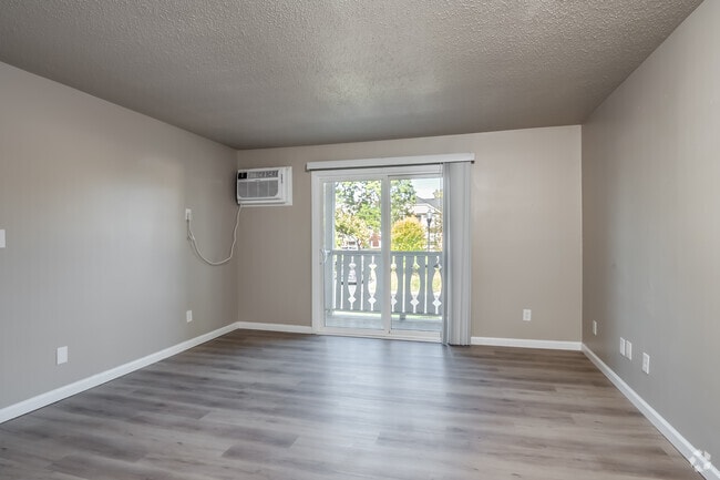 2BR, 1BA - 670SF - Living Room